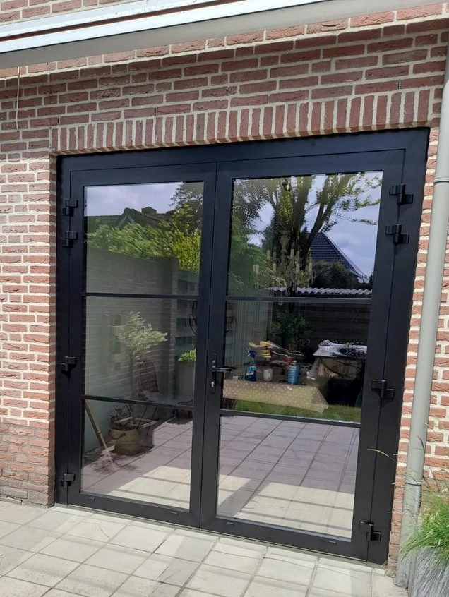 Zwarte aluminium openslaande deuren bij een woning in Beugen