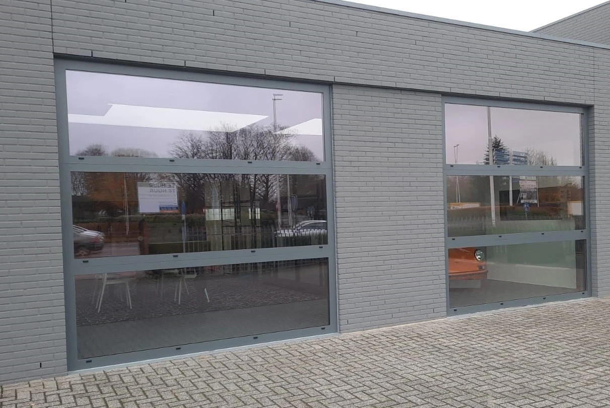 Aluminium kozijn met grote glaspartijen bij een woning in Nijmegen