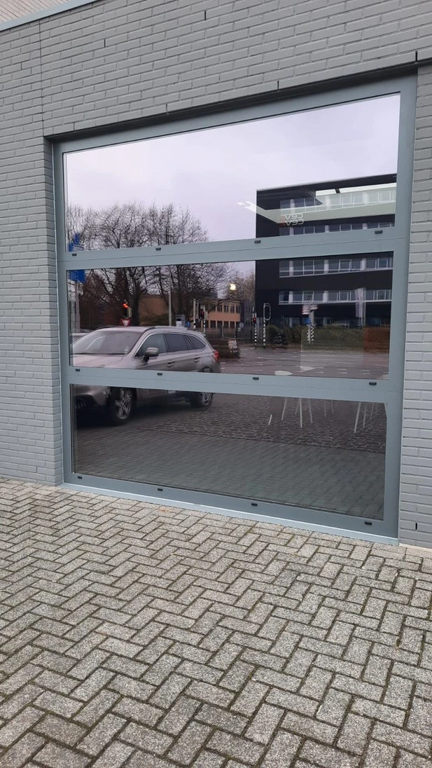 Grijs aluminium kozijn met grote glaspartijen
