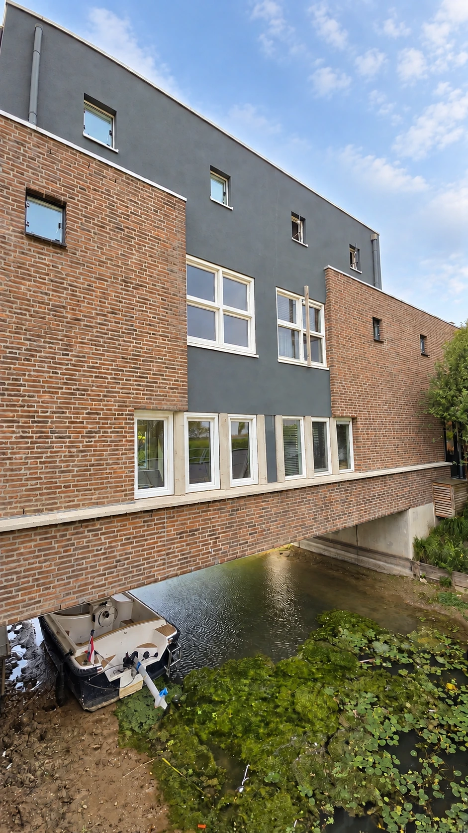 Kunststof kozijnen in de voorgevel van een woning in Beuningen