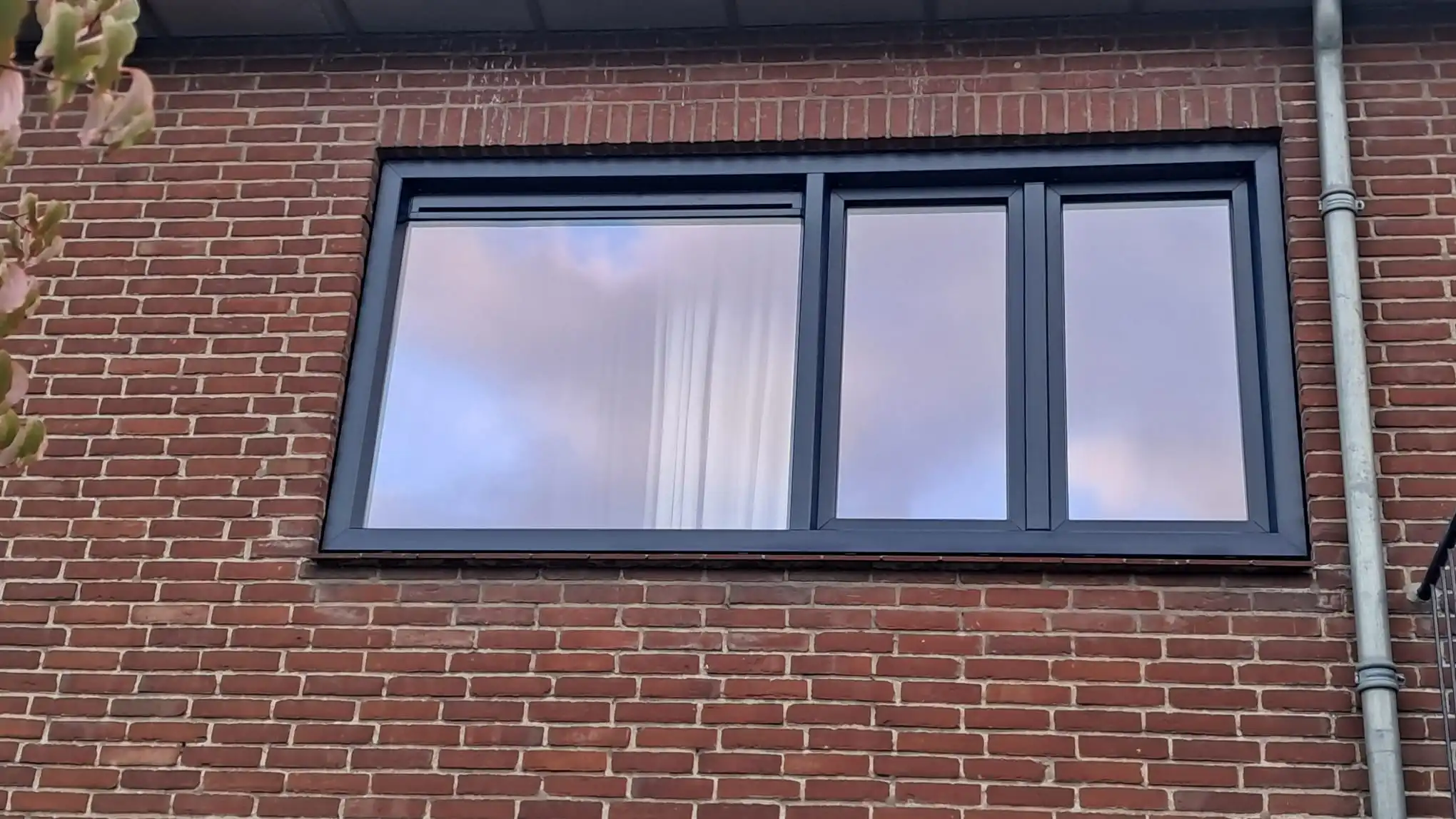 Antraciet kunststof kozijnen bij een woning in Nijmegen