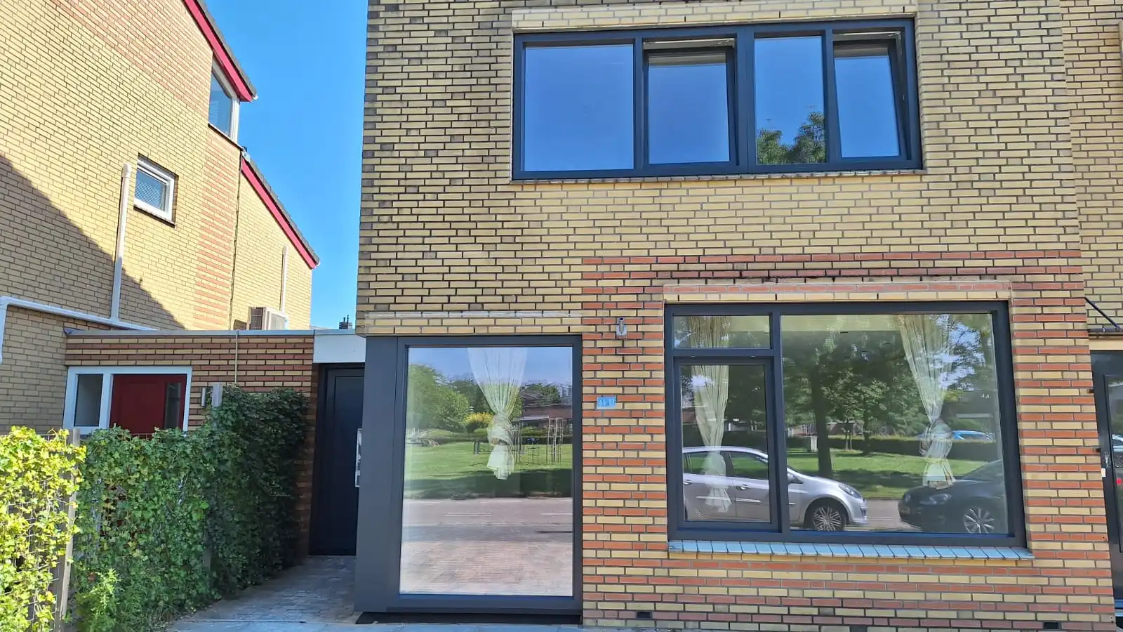 Antraciet kunststof kozijnen geplaatst bij een woning in Wijchen
